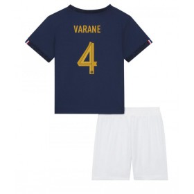 Baby Fußballbekleidung Frankreich Raphael Varane #4 Heimtrikot WM 2022 Kurzarm (+ kurze hosen)